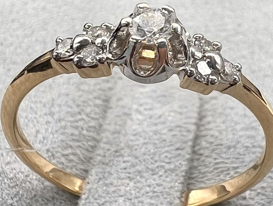 На фото Золотые кольца в Казахстане №кольцо из белого золота с бриллиантом 17.5 вес 1.36 г:     .