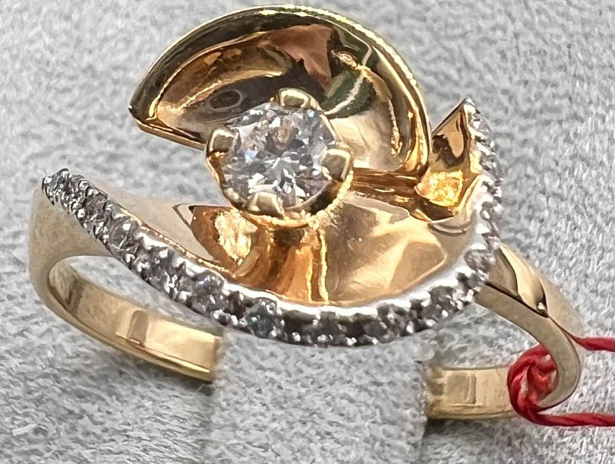 На фото Золотые кольца в Казахстане №кольцо из красного золота с бриллиантом 17 вес 2.66 г:     .