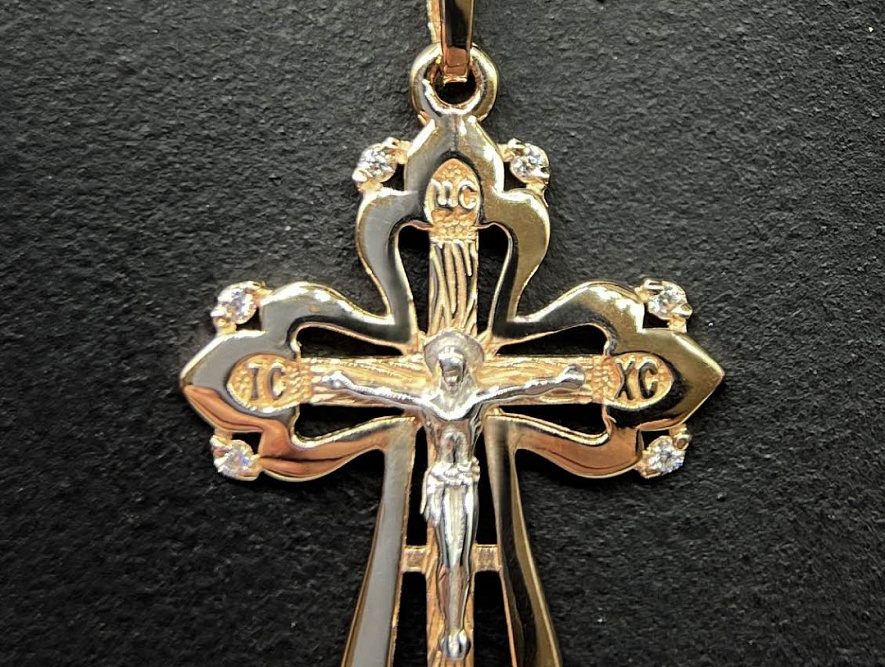 На фото Золотые кресты в Казахстане №крестик из белого золота с фианитом вес 1.36 г:     .