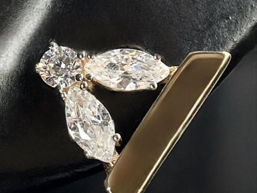 На фото Золотые серьги  №серьги из красного золота с фианитом вес 2.49 г:     .