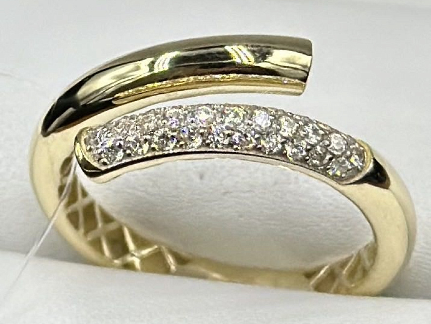 На фото Золотые кольца в Казахстане №кольцо из желтого золота с фианитом 18 вес 2.22 г:     .