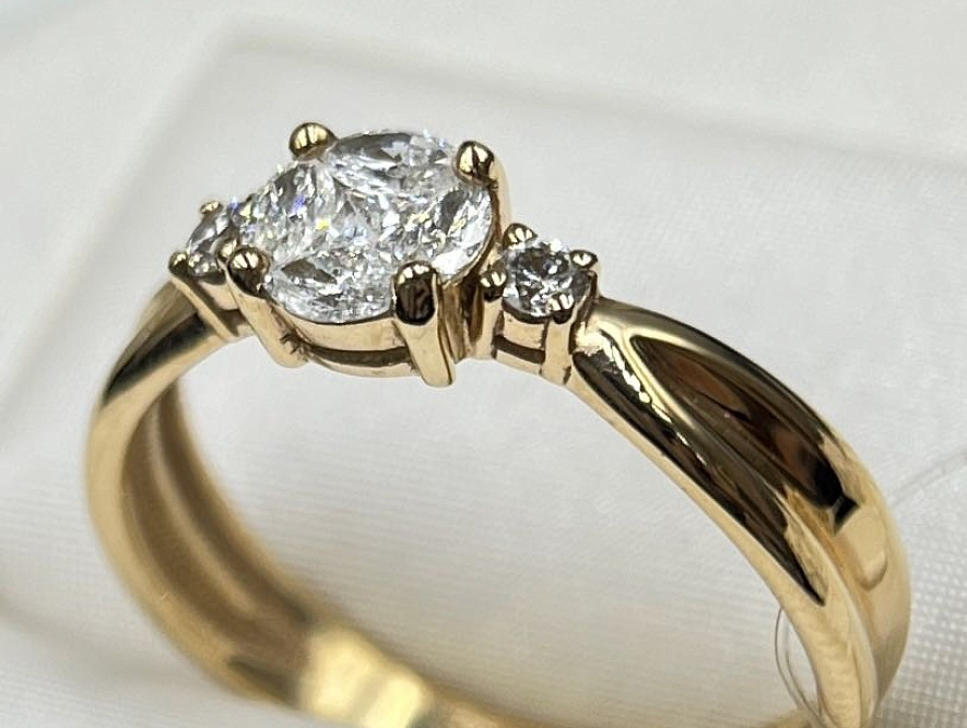 На фото Золотые кольца в Казахстане №кольцо из красного золота с бриллиантом 18 вес 3.02 г:     .