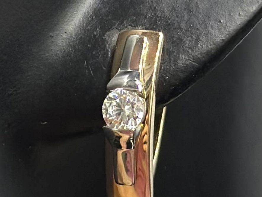 На фото Золотые серьги  №серьги из белого золота с фианитом вес 3.5 г:     .