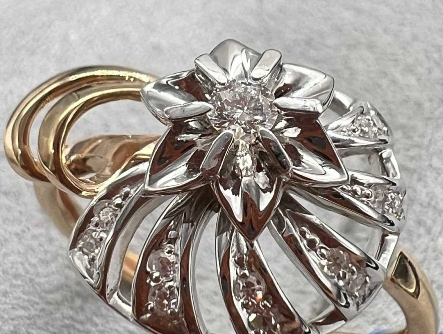 На фото Золотые кольца в Казахстане №кольцо из белого золота с бриллиантом 18 вес 3.1 г:     .