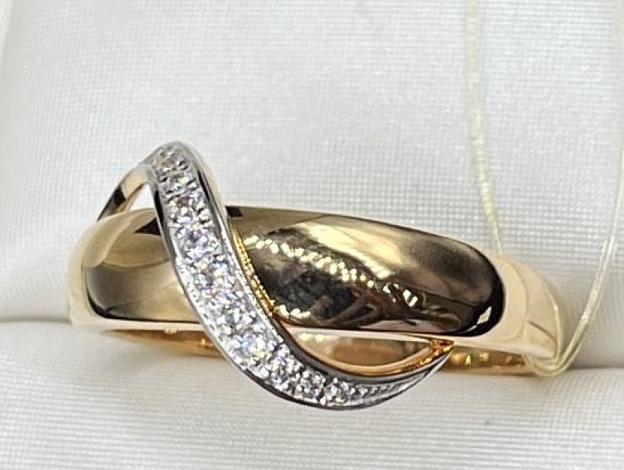 На фото Золотые кольца в Казахстане №кольцо из красного золота с фианитом 18 вес 3.26 г:     .