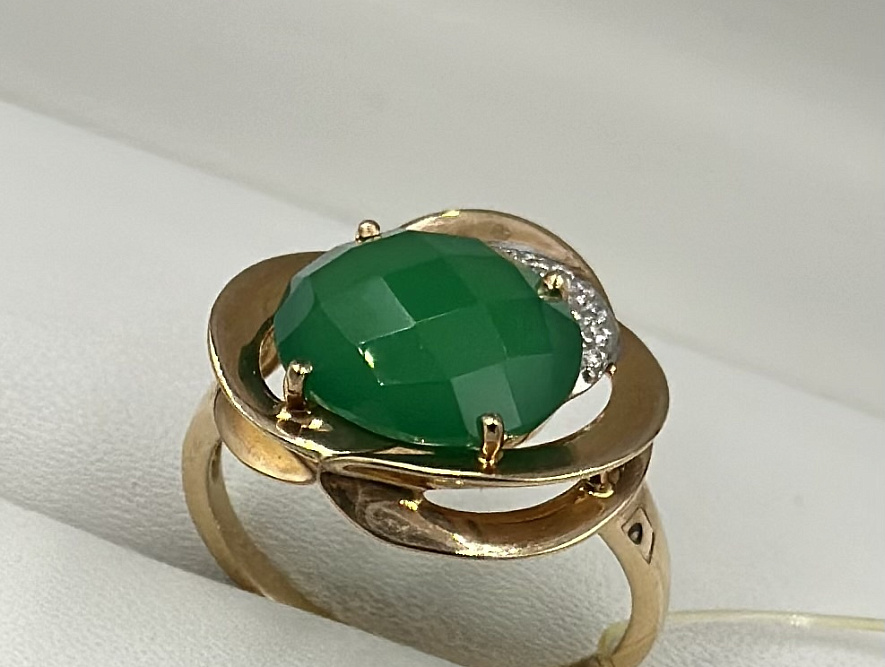 На фото Золотые кольца в Казахстане №кольцо из красного золота с агатом и фианитом 18 вес 3.87 г:     .