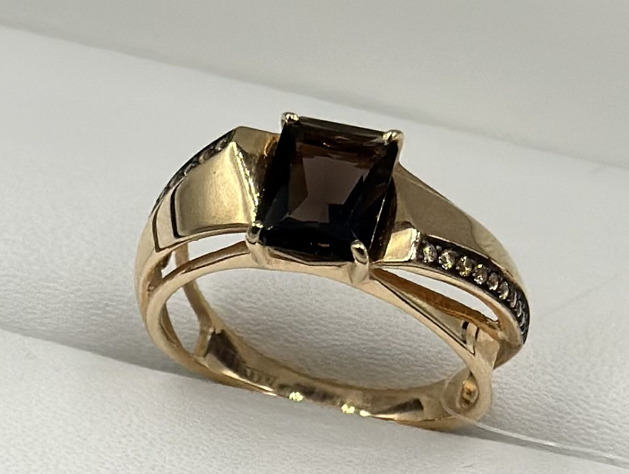 На фото Золотые кольца в Казахстане №кольцо из красного золота с фианитом и раухтопазом 17 вес 2.92 г:     .