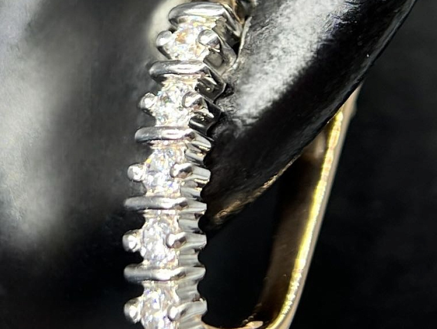 На фото Золотые серьги  №серьги из белого золота с фианитом вес 2.3 г:     .