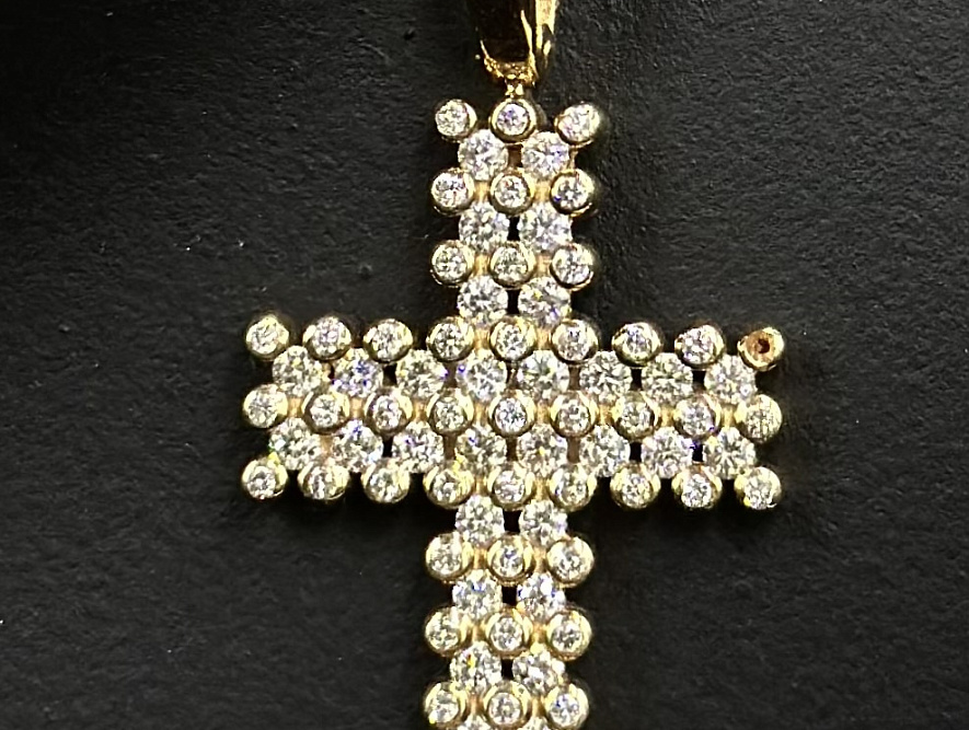 На фото Золотые кресты в Казахстане №крестик из красного золота с бриллиантом вес 3.48 г:     .