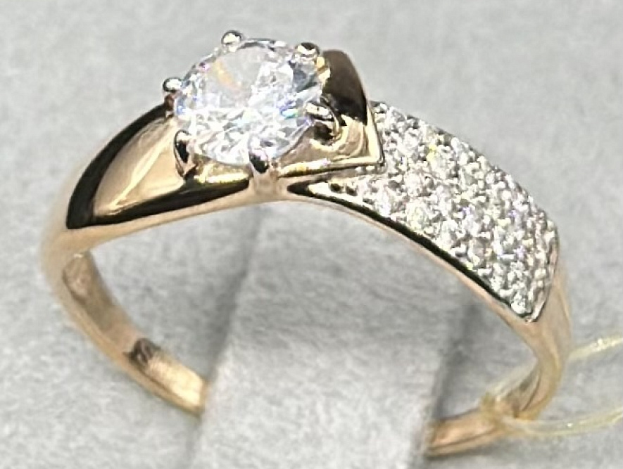 На фото Золотые кольца в Казахстане №кольцо из красного золота с фианитом 16.5 вес 1.62 г:     .