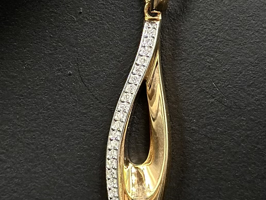 На фото Золотые подвески в Казахстане №подвеска из красного золота с бриллиантом вес 1.65 г:     .