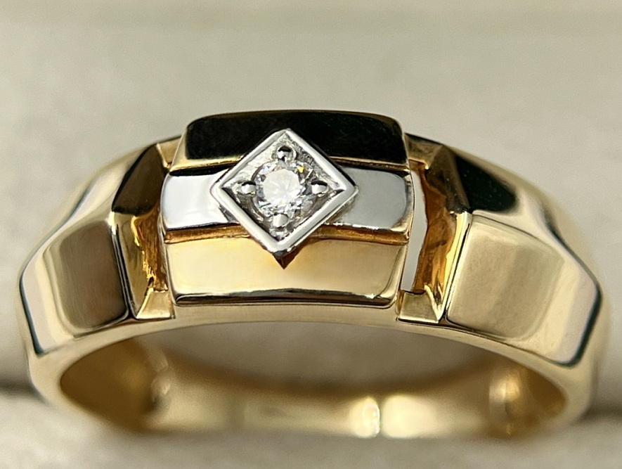 На фото Золотые печатки в Казахстане №печатка из красного золота с фианитом 20.5 вес 4.27 г:     .