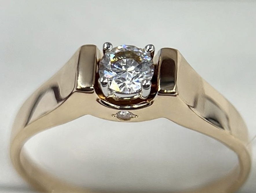 На фото Золотые кольца в Казахстане №кольцо из красного золота с фианитом 17 вес 1.86 г:     .