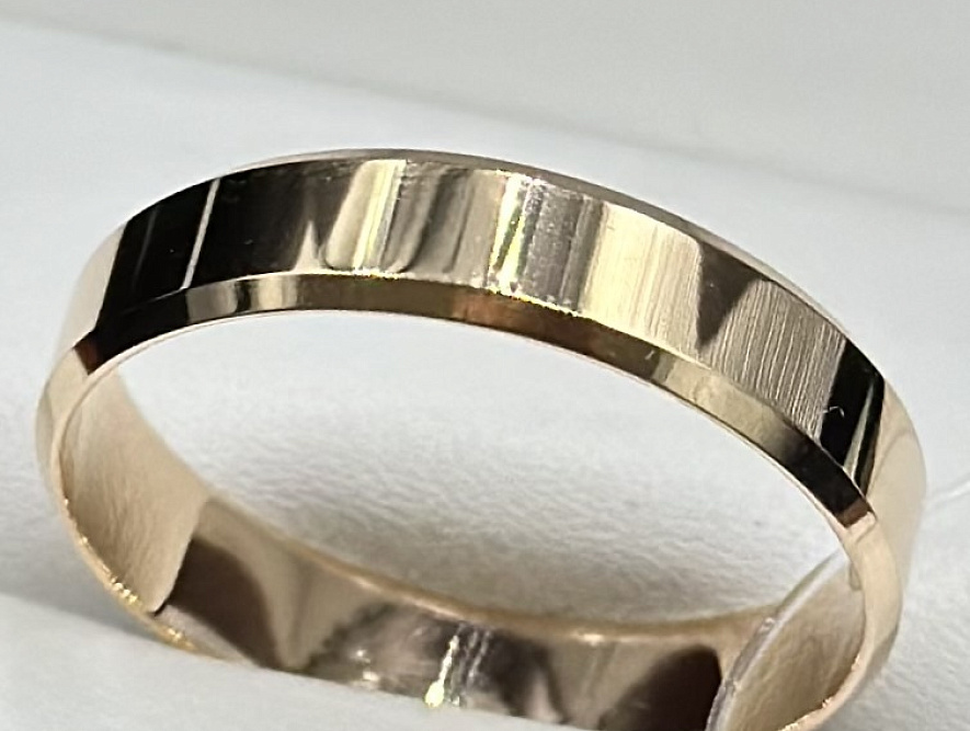 На фото Золотые кольца в Казахстане №обручальное кольцо из красного золота без вставки 21.5 вес 4.02 г:     .