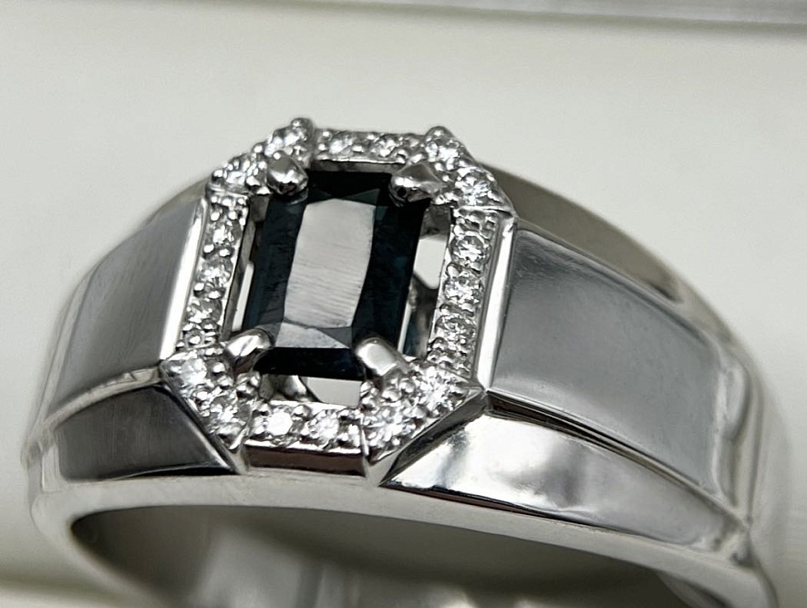 На фото Золотые печатки в Казахстане №печатка из белого золота с бриллиантом и сапфиром 22 вес 9.94 г:     .