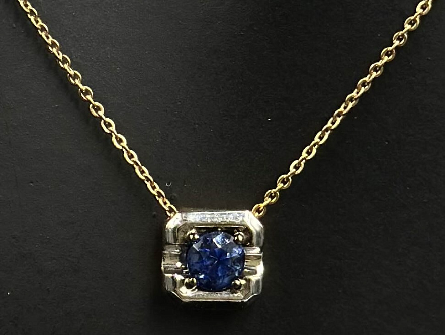 На фото Золотые колье в Казахстане №колье из белого золота с сапфиром вес 1.81 г:     .