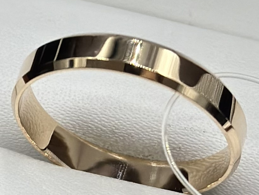 На фото Золотые кольца в Казахстане №обручальное кольцо из красного золота без вставки 18 вес 2.58 г:     .