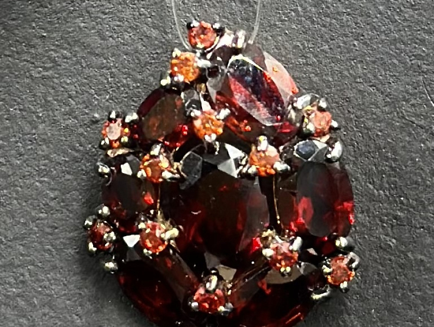 На фото Золотые подвески в Казахстане №подвеска из красного золота с фианитом и гранатом вес 2.33 г:     .