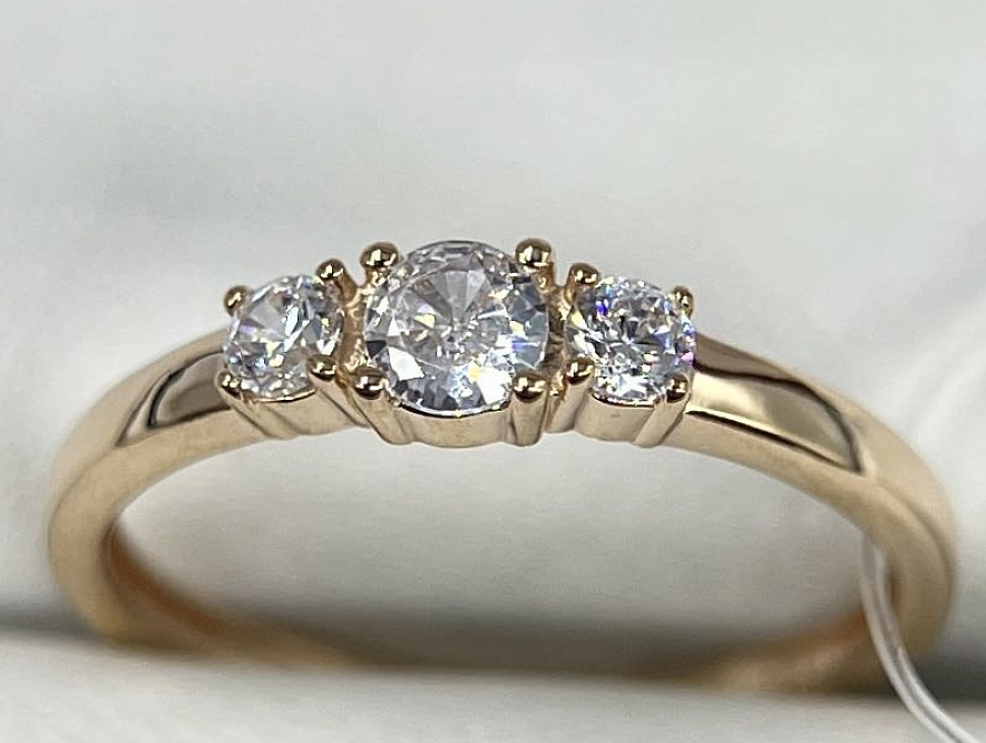 На фото Золотые кольца в Казахстане №кольцо из красного золота с фианитом 16 вес 1.32 г:     .