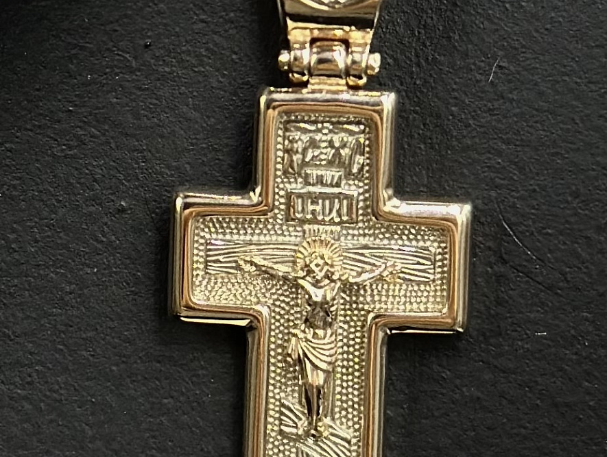 На фото Золотые кресты в Казахстане №крестик из красного золота без вставки вес 3.94 г:     .