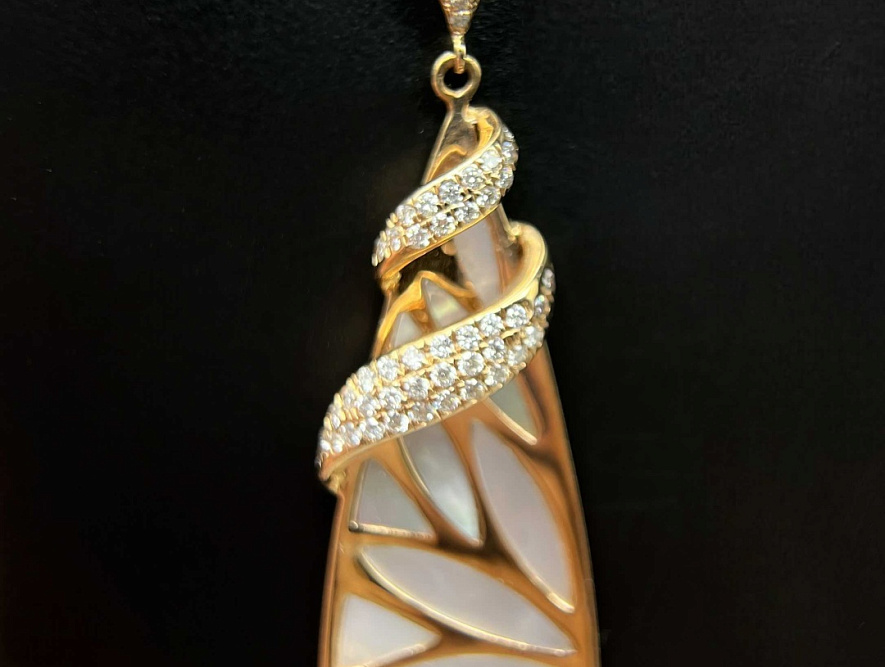 На фото Золотые подвески в Казахстане №подвеска из красного золота с бриллиантом и перламутром вес 5.19 г:     .