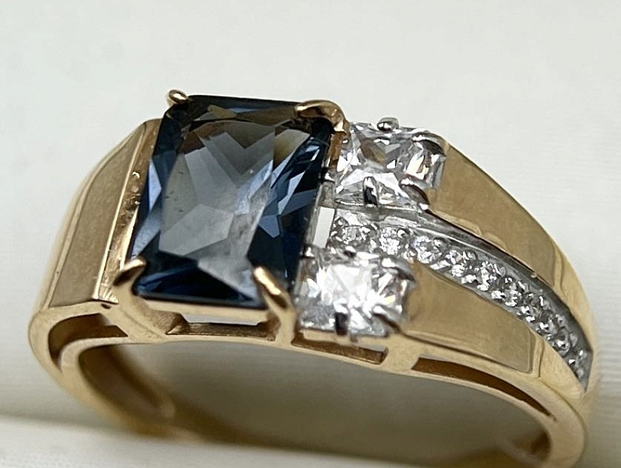 На фото Золотые кольца в Казахстане №кольцо из красного золота с фианитом и ситаллом 17.5 вес 2.78 г:     .