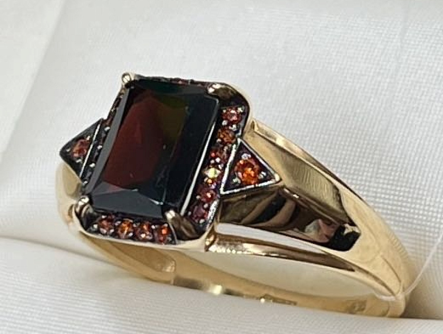 На фото Золотые кольца в Казахстане №кольцо из красного золота с фианитом и гранатом 18 вес 2.97 г:     .
