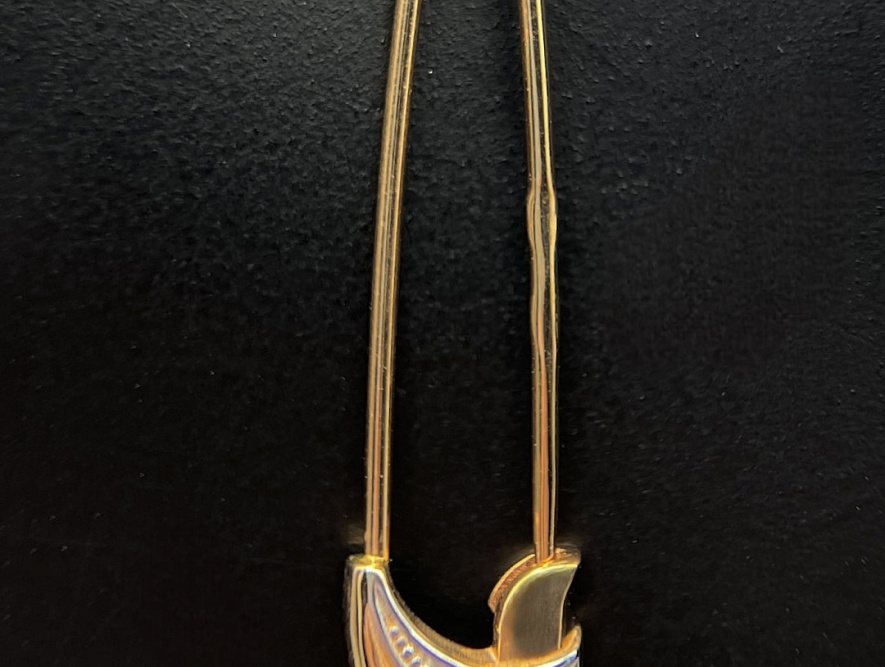 На фото Золотые булавки в Казахстане №булавка из красного золота с фианитом вес 1.3 г:     .