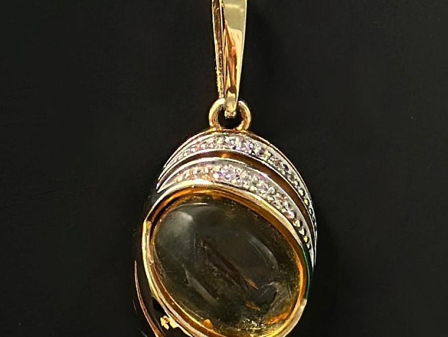 На фото Золотые подвески в Казахстане №подвеска из красного золота с янтарем и фианитом вес 1.38 г:     .