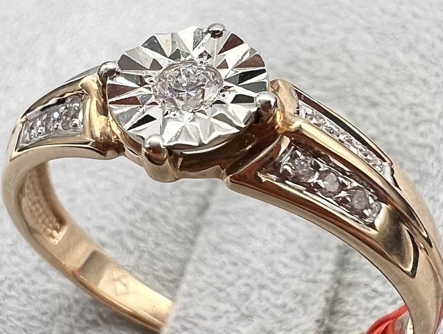 На фото Золотые кольца в Казахстане №кольцо из белого золота с бриллиантом 18 вес 2.12 г:     .