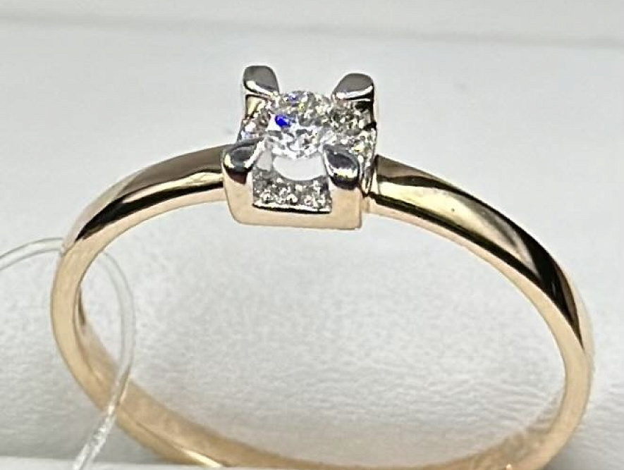 На фото Золотые кольца в Казахстане №кольцо из белого золота с бриллиантом 18 вес 1.55 г:     .