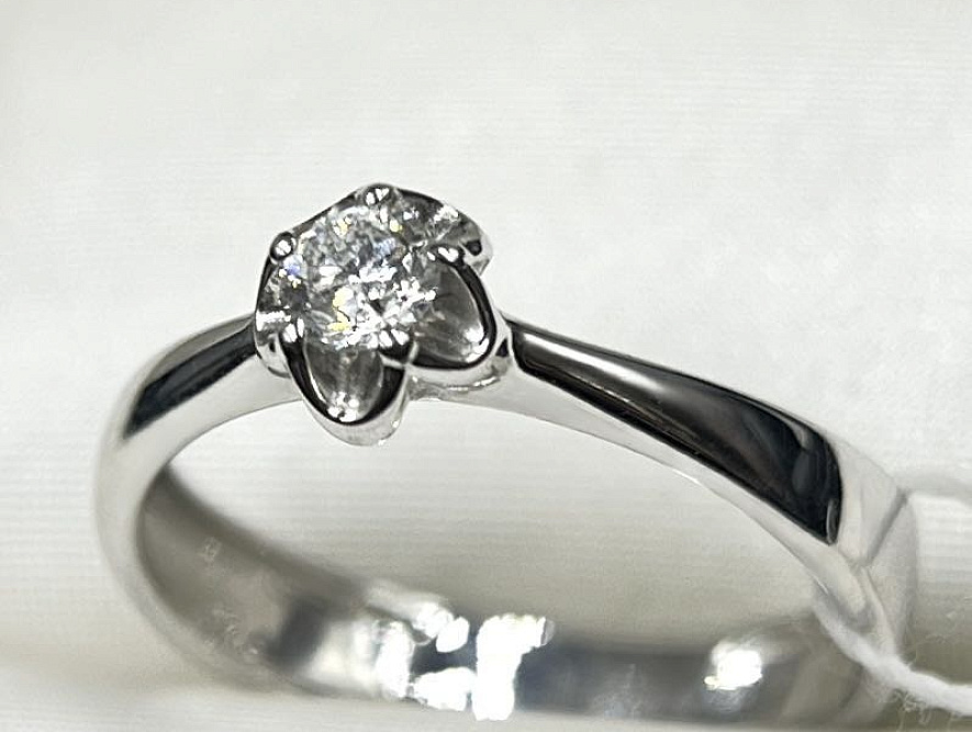 На фото Золотые кольца в Казахстане №кольцо из белого золота с бриллиантом 15.5 вес 2.04 г:     .