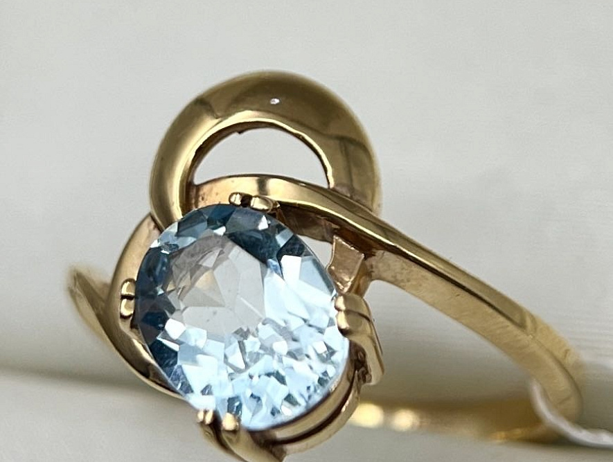 На фото Золотые кольца в Казахстане №кольцо из красного золота с топазом 18 вес 4.02 г:     .