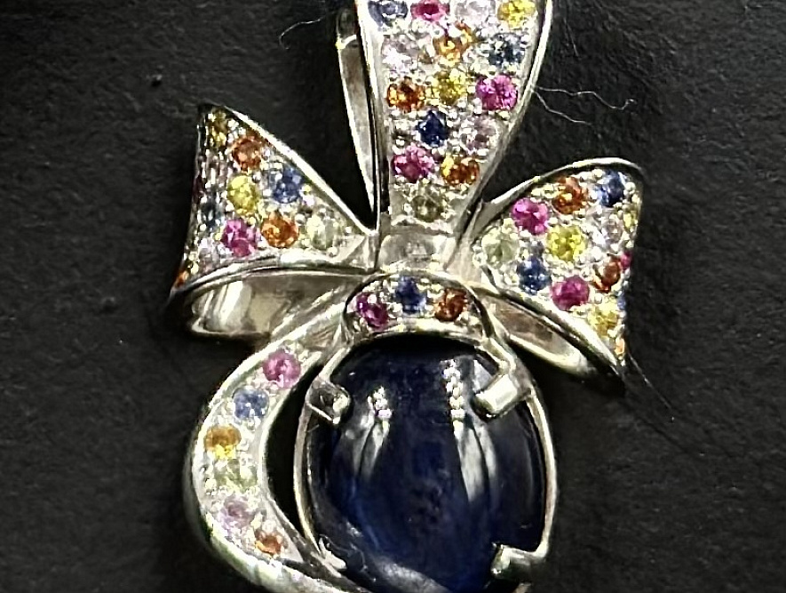 На фото Золотые подвески в Казахстане №подвеска из белого золота с сапфиром вес 4.99 г:     .