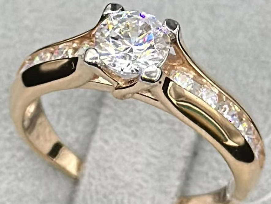 На фото Золотые кольца в Казахстане №кольцо из белого золота с фианитом 17 вес 2.89 г:     .