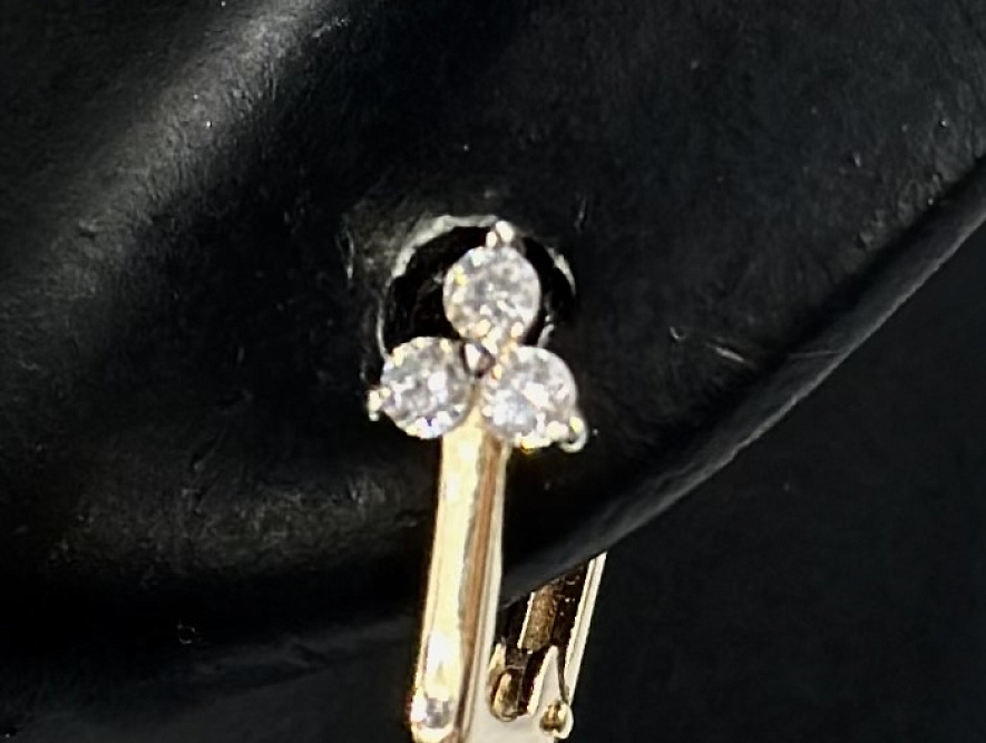 На фото Золотые серьги  №серьги из красного золота с фианитом вес 1.2 г:     .