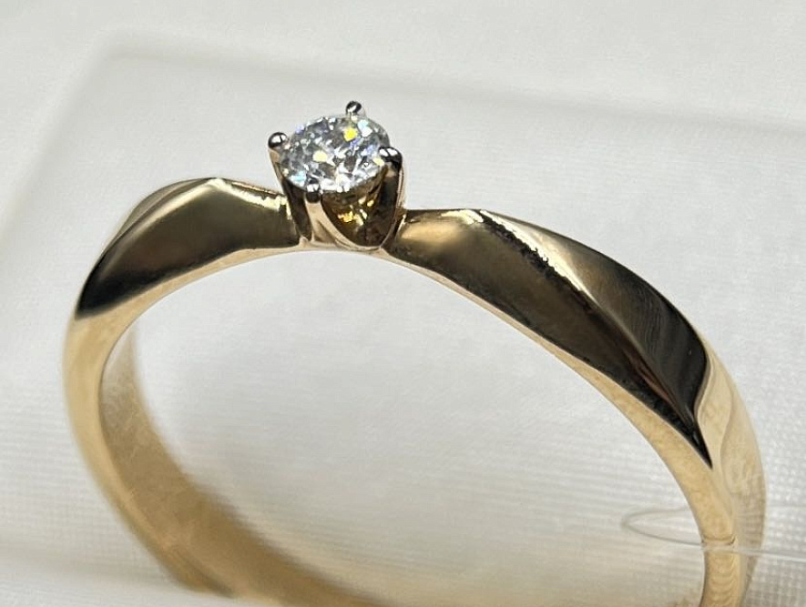 На фото Золотые кольца в Казахстане №кольцо из красного золота с бриллиантом 19 вес 3.19 г:     .