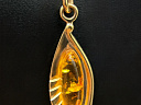 На фото Золотые подвески в Казахстане №подвеска из красного золота с янтарем вес 2.56 г:     .