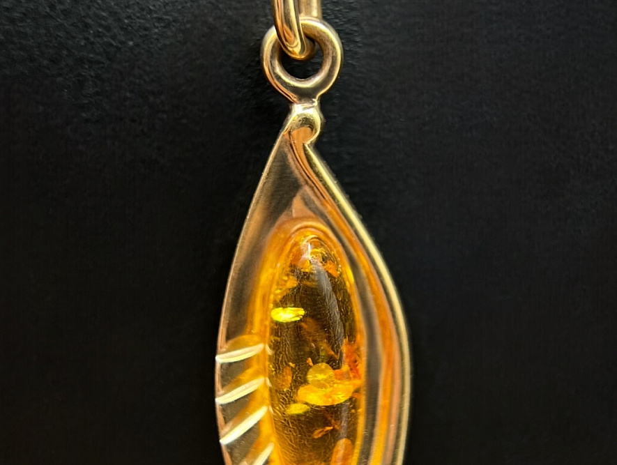 На фото Золотые подвески в Казахстане №подвеска из красного золота с янтарем вес 2.56 г:     .