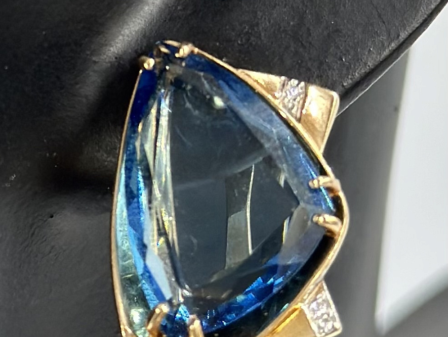 На фото Золотые серьги  №серьги из красного золота с фианитом и топазом вес 9.1 г:     .