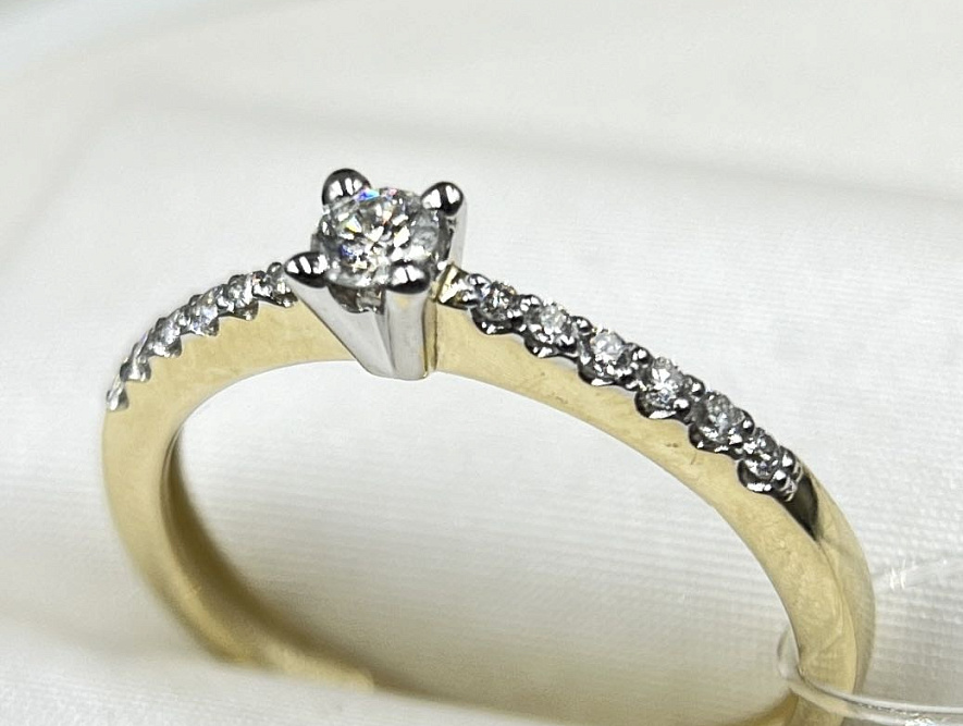 На фото Золотые кольца в Казахстане №кольцо из желтого золота с бриллиантом 16 вес 1.7 г:     .