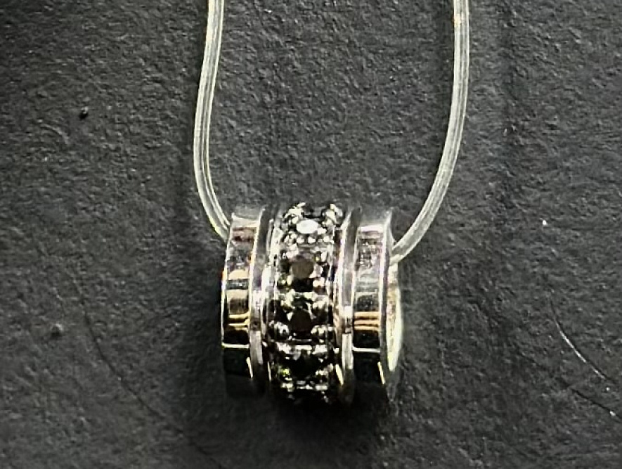 На фото Золотые подвески в Казахстане №подвеска из белого золота с бриллиантом вес 1.08 г:     .