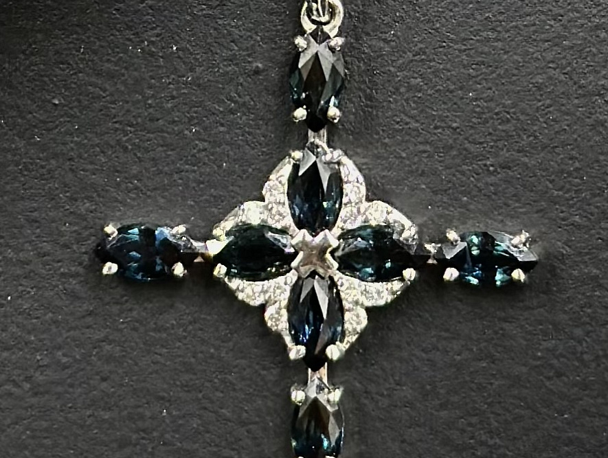 На фото Золотые кресты в Казахстане №крестик из белого золота с бриллиантом и сапфиром вес 1.73 г:     .