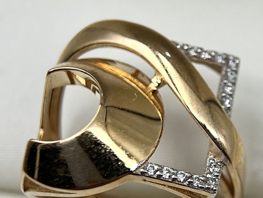 На фото Золотые кольца в Казахстане №кольцо из красного золота с фианитом 17.5 вес 3.23 г:     .