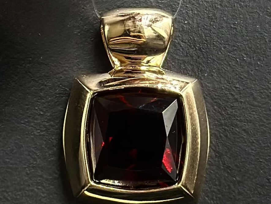 На фото Золотые подвески в Казахстане №подвеска из красного золота с гранатом вес 2.96 г:     .