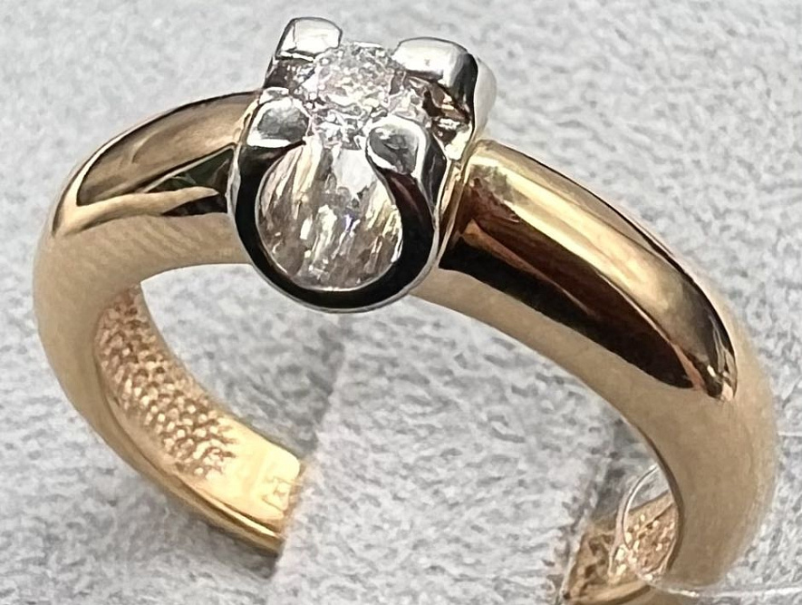 На фото Золотые кольца в Казахстане №кольцо из белого золота с бриллиантом 15 вес 3.98 г:     .