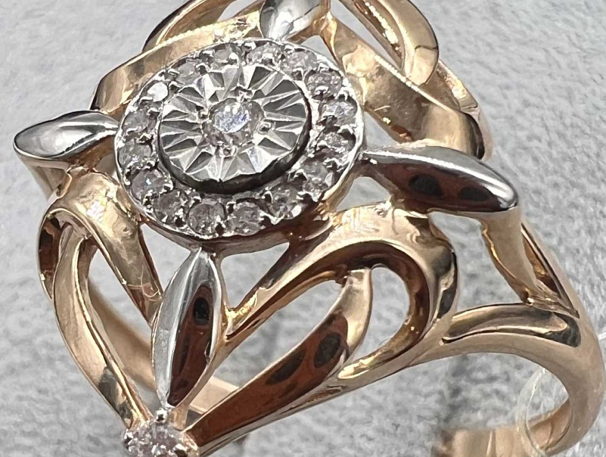 На фото Золотые кольца в Казахстане №кольцо из белого золота с бриллиантом 19 вес 2.87 г:     .