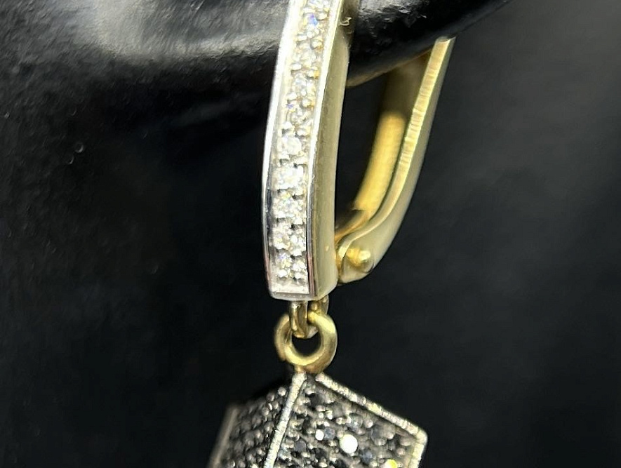 На фото Золотые серьги  №серьги из желтого золота с бриллиантом вес 4.14 г:     .