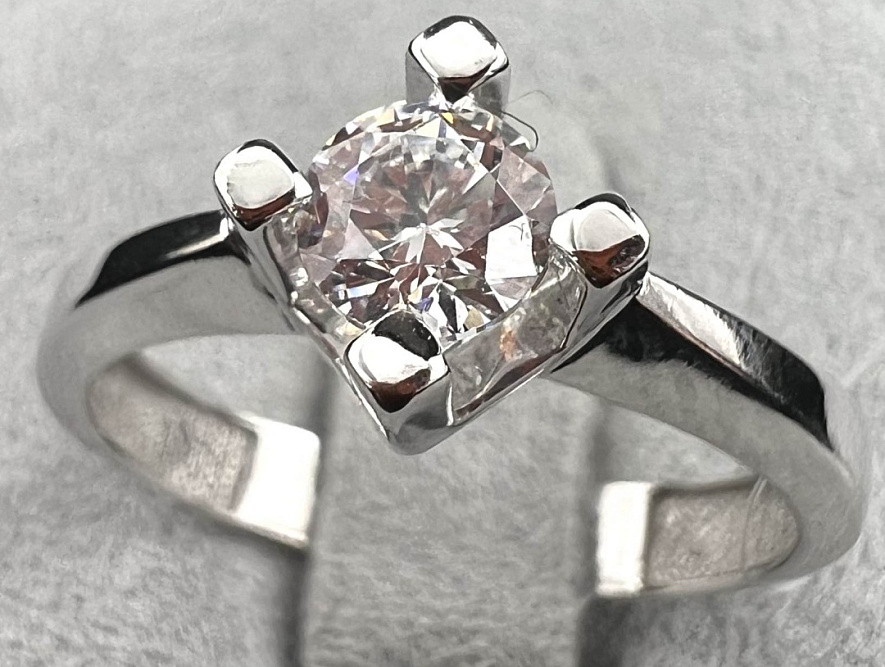 На фото Золотые кольца в Казахстане №кольцо из белого золота с фианит swarovskiом 18 вес 2.48 г:     .