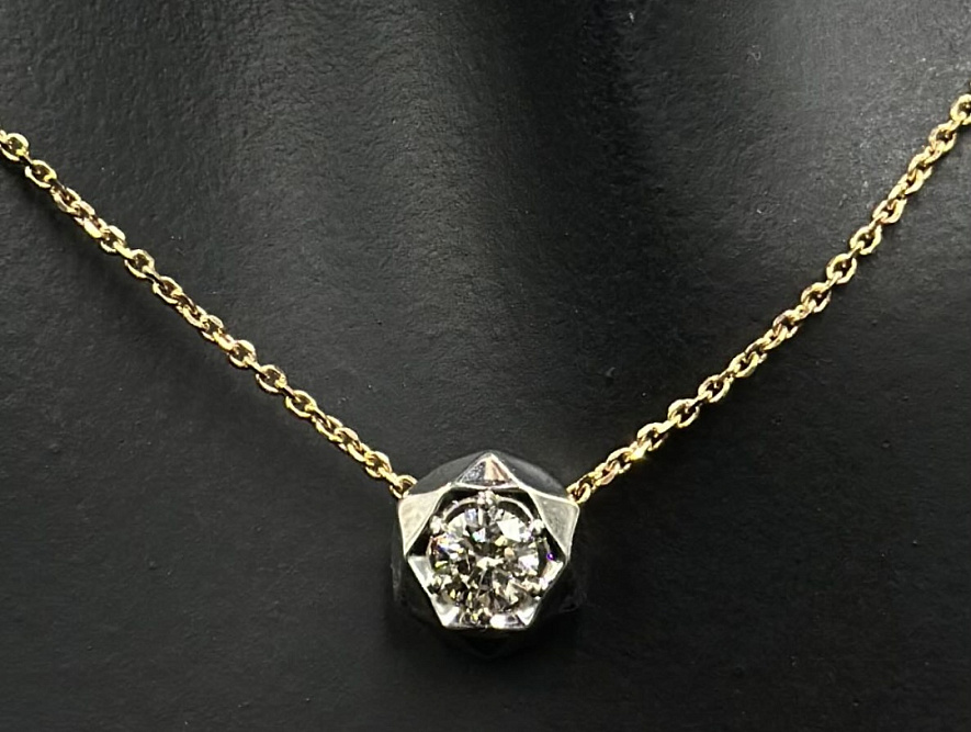 На фото Золотые колье в Казахстане №колье из белого золота с бриллиантом вес 2.62 г:     .